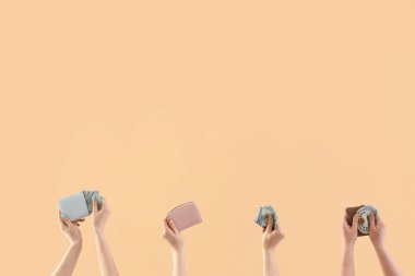 Bej arka planda parası ve cüzdanı olan kadınlar.