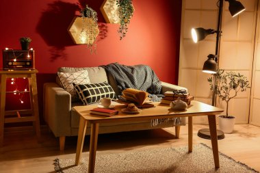 İçinde kanepe ve sehpa olan karanlık bir oturma odası.