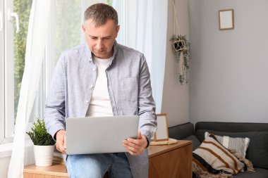 Dizüstü bilgisayarla çalışan yetişkin bir serbest çalışan.