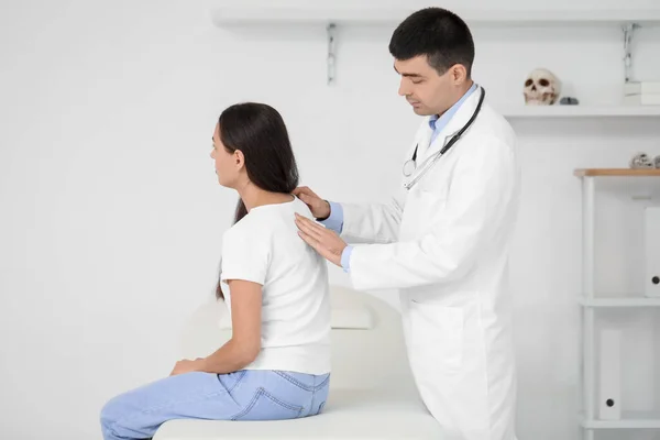 Männlicher Arzt Überprüft Haltung Junger Frau Klinik — Stockfoto