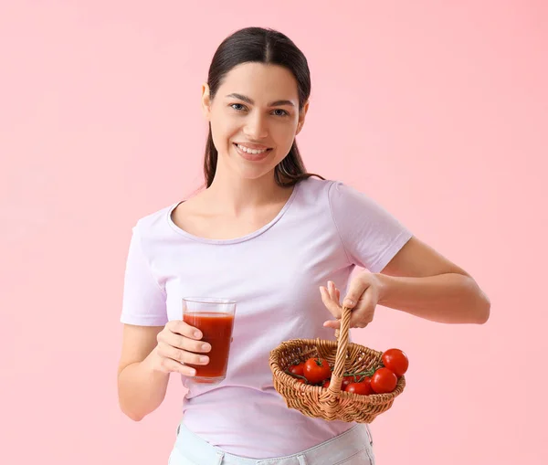 Young Woman Vegetable Juice Basket Tomatoes Pink Background — Stock Photo, Image