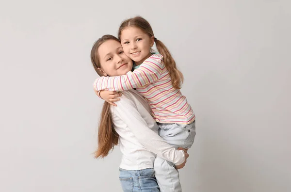 可愛い妹抱擁の光の背景 — ストック写真