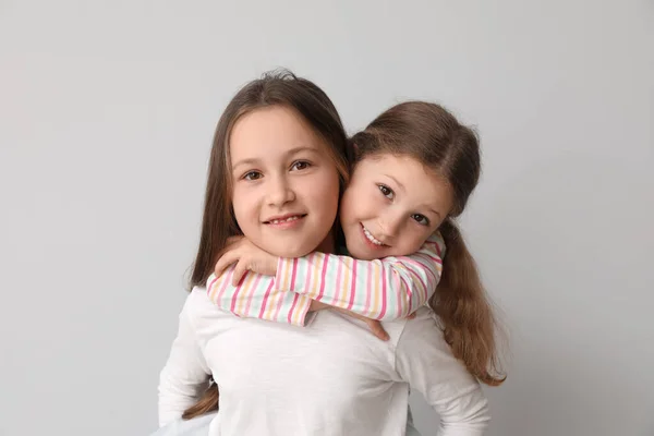 可愛い妹抱擁の光の背景 — ストック写真