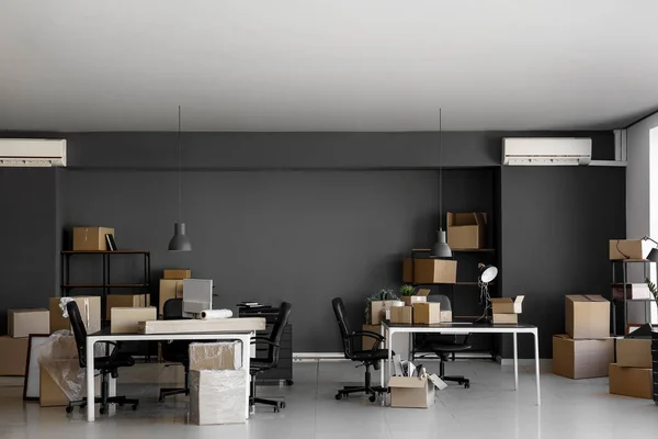 Interior Oficina Moderna Con Cajas Cartón Día Movimiento — Foto de Stock
