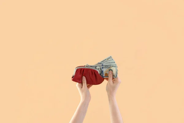 Mulher Com Carteira Dinheiro Fundo Bege — Fotografia de Stock