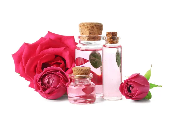 Bottiglie Olio Cosmetico Con Estratto Rosa Fiori Sfondo Bianco — Foto Stock