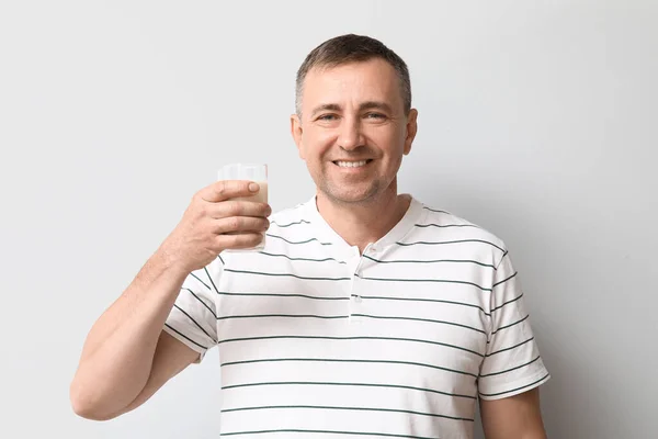 Ältere Mann Mit Glas Milch Auf Weißem Hintergrund — Stockfoto