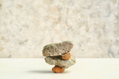 Işık zemininde dekoratif taş podyum