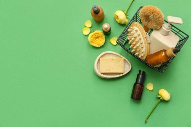 Kozmetik ürünler, banyo malzemeleri ve renk arkaplan üzerinde gül çiçekleri ile kompozisyon