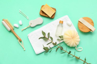 Farklı banyo malzemelerine ve okaliptüs renklerine sahip kompozisyon