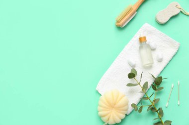 Farklı banyo malzemelerine ve okaliptüs renklerine sahip kompozisyon