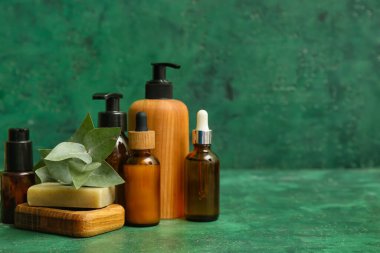 Yeşil arka planda farklı kozmetik ürünleri seti