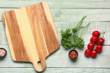 Tahta, baharat, maydanoz ve domates renginde ahşap arka plan