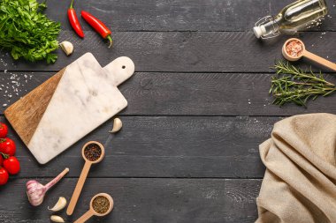 Kesme tahtası, baharat ve sebzeli kompozisyon koyu ahşap arka planda