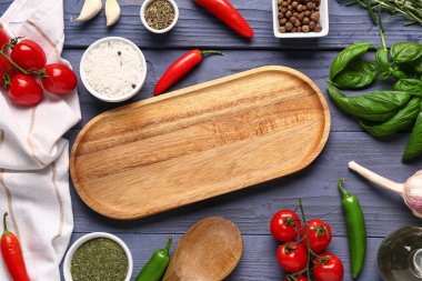 Mutfak tahtası, baharat ve sebzeli kompozisyon koyu ahşap arka planda