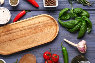 Mutfak tahtası, baharat ve sebzeli kompozisyon koyu ahşap arka planda