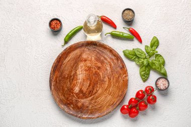 Ahşap mutfak tahtası, sebze ve baharatlı kompozisyon