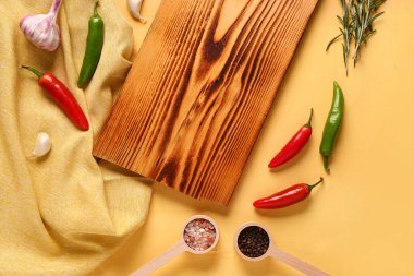 Ahşap kesim tahtası, taze baharatlar ve renk arkaplanlı bitkiler.