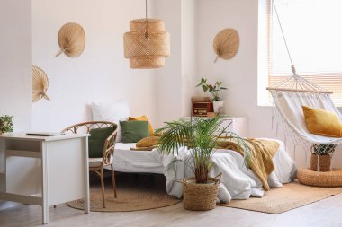 Rahat yataklı, çiçekli ve masalı çocukların yatak odasının içi.