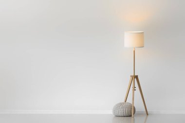 Işık odasında pouf ile parlayan lamba