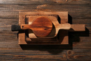 Ahşap arka planda farklı kesim tahtaları