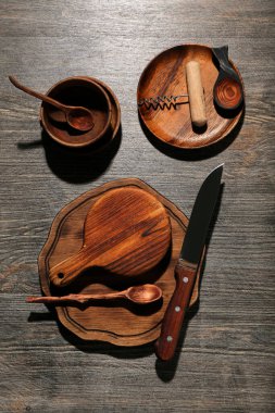 Yeni kesme tahtaları, kaseler, tahta arka planda bıçak ve tabak.