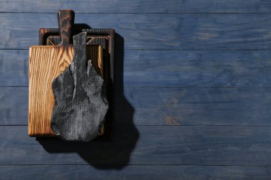 Mavi ahşap arka planda farklı kesim tahtaları