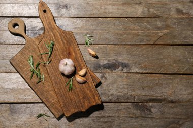 Ahşap zemin üzerinde sarımsak ve biberiye olan yeni kesme tahtaları