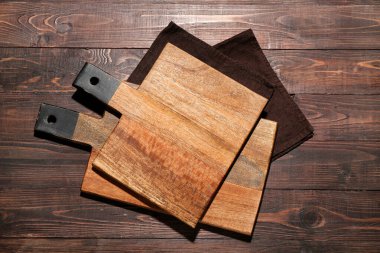 Ahşap arka planda yeni kesim tahtası