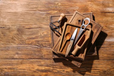 Mantı keskisi, bıçak, kaşık ve ahşap kaplamalı yeni kesme tahtaları