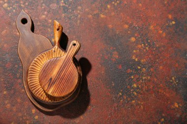 Grunge arkaplanındaki tahta kesme tahtaları