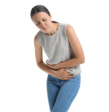 Beyaz arka planda sistit hastası genç bir kadın.