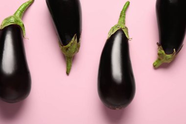 Pembe arka planda taze patlıcanlar