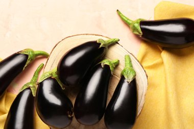 Hafif arka planda taze patlıcanla ahşap tezgah