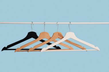 Ahşap elbiseli raflar mavi arka planda asılı.