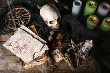 Cadıların sihirli özellikleri siyah ahşap masa üzerinedir.