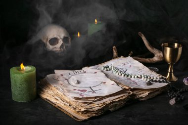 Cadının sihirli özellikleri kara masanın üzerindeki büyü kitabıyla
