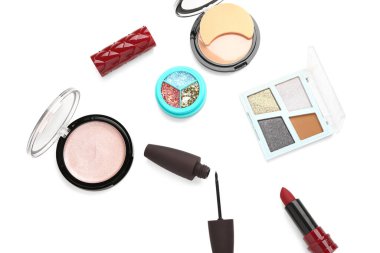 Beyaz arka planda farklı dekoratif kozmetik setleri, düz yatıyordu