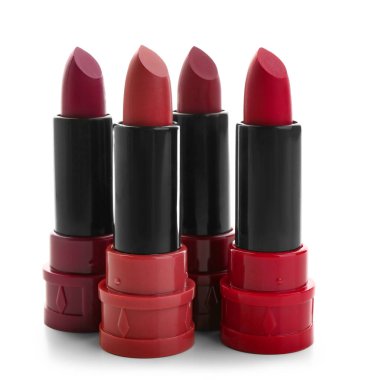 Beyaz arkaplanda farklı tonlarda güzel kırmızı rujlar