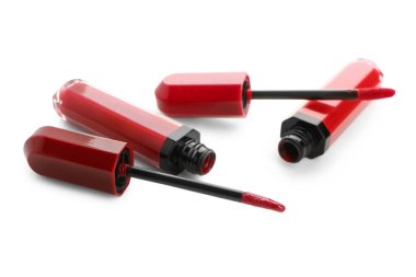 Beyaz arka planda farklı tonlarda güzel kırmızı rujlar.