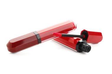 Beyaz arka planda farklı tonlarda güzel kırmızı rujlar.