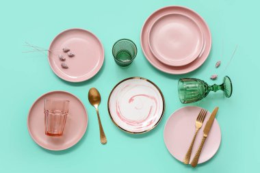 Turkuaz arkaplanda güzel masa ayarları