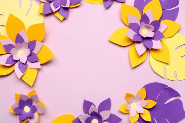 Renkli origami çiçeklerinden yapılmış çerçeve ve mor arkaplanda yapraklar