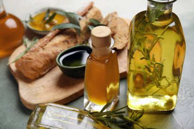 Masada taze zeytinyağı şişeleri