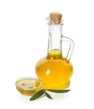 Sürahi ve bir kase taze zeytinyağı beyaz arka planda
