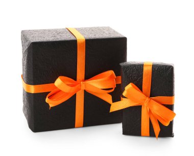 Cadılar Bayramı kutlaması için hediye kutuları beyaz arka planda izole edilmiş