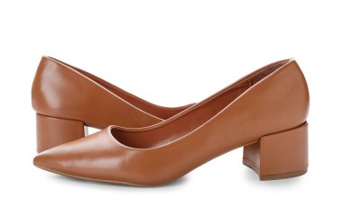 Beyaz arka planda şık kahverengi topuklular