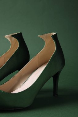 Renkli yeşil topuklu ayakkabılar