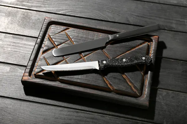 Siyah Tahta Arka Planda Yeni Kesme Tahtası Bıçaklar — Stok fotoğraf