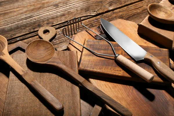 Různé Řezací Desky Drtič Brambor Lžíce Nůž Dřevěném Pozadí — Stock fotografie